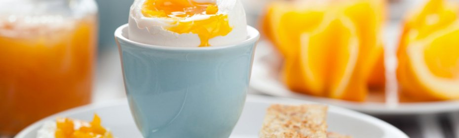 Вареное куриное яйцо - основной продукт яичной диеты для похудения. 